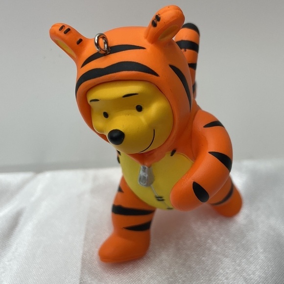 Hallmark Keepsake Disney Winnie the Pooh And Tigger Too Hallmark Ornament 2018 - Picture 10 of 11